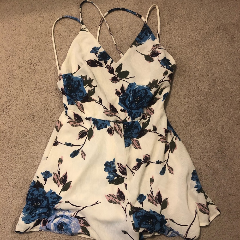 Floral Lush strappy back romper. NWOT. Size Xs.